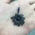 Nahaufnahme Detail eines stilvollen gunmetal schwarzen Pavé Kristall Blumenanhängers. - Kleine Blume Gewehrschwarz Pave Anhänger Ohne Kette