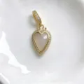 Detalle de un colgante de corazón dorado con piedra gris facetada y detalles pavé brillantes. - Solo Colgante (Sin Cadena) / Piedra Natural (Y01-3)