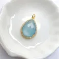 Wunderschöner tropfenförmiger hellblauer Edelstein Anhänger mit Zirkonia und vergoldetem Rand. - Anhänger Ohne Kette (D1-02) / Hellblau