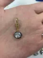 Ciondolo ovale in rame placcato oro con gancio conico e dettaglio di strass trasparente. - Stile Ovale (T10)
