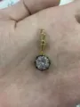 Ciondolo tondo placcato oro in dettaglio, elegante accessorio di gioielleria in rame chic. - Stile Rotondo (T09)