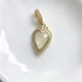 Primer plano de un colgante de corazón chapado en oro con circonitas y piedra natural. - Solo Colgante (Sin Cadena) / Cristal Blanco (Y01-4)