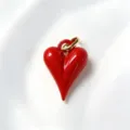 Primo piano di un ciondolo a cuore rosso lucido con anello dorato, ideale per gioielli fai da te. - singolo pendente (senza catena) / Cuore Rosso