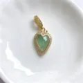 Detailaufnahme eines vintage herzförmigen grünen stein anhängers mit funkelnden zirkonias. - Malachit (Y01-7)
