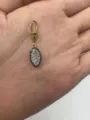 Primo piano dell'accessorio pendente in strass marquise con dettagli metallici e di pietra. - Stile Marquise (T02)