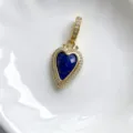 Detailansicht eines vintage herzförmigen Lapislazuli Anhängers mit goldener Pave Fassung. - Lapislazuli (Y01-10)