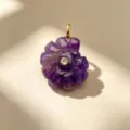 Gros plan détaillé du pendentif coquillage en améthyste sculptée avec attache dorée. - 08# Améthyste