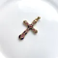 Pendentif croix en zircone pavé de cuivre doré, accessoire de bijoux de mode émail violet. - Rose rouge
