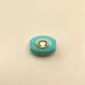 Nahaufnahme Detail einer türkisfarbenen Perle mit Goldfassung und Kristall für DIY Schmuck. - Nur Anhänger (Ohne Kette) / C03-Synthetischer Grüner Türkis