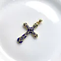 Gros plan détaillé d'un pendentif croix en zircon doré avec des accents en émail bleu. - Pendentif Uniquement (Sans Chaîne) / Bleu