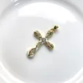 Vue détaillée d'un pendentif croix dorée en émail blanc et oxydes de zirconium. - Pendentif Uniquement (Sans Chaîne) / Blanc