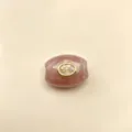 Detailansicht Naturstein DIY Anhänger Perle, goldgefasster Schmuckstein für Ketten. - Nur Anhänger (Ohne Kette) / C05-Erdbeerquarz