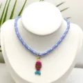 Vue de détail d'un collier en corde tressée bleue avec pendentif poisson coloré DIY. - Pendentif avec chaîne (comme sur la photo) (Q01-21) / Bleu et Blanc