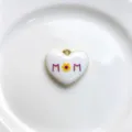 Heart pendant detail with enamel flower and MOM letter design, exquisite necklace accessory. - Flower MOM Style (C01-10)