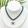 Collar con colgante ovalado de mariposa azul vintage con cordón oscuro, joyería de moda. - Colgante Mariposa Ovalado Con Cordón Azul Oscuro