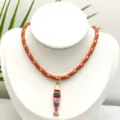 Charmant collier avec pendentif poisson coloré rayé style océan et cordon orange. - Pendentif + Chaîne sur la Photo (Q01-11)