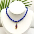 Collier de corde rayé bleu style océan avec un joli pendentif de poisson émaillé coloré. - Ensemble Pendentif et Chaîne (Q01-5)