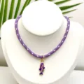 Collier de corde tressée violette style océan avec petit pendentif poisson coloré goutte - Ensemble Pendentif et Chaîne (Q01-3)