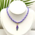 Vue détaillée du collier pendentif poisson émail style marin avec cordon tressé violet. - Ensemble Pendentif et Chaîne (Q01-2)