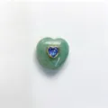 Detailansicht eines gruenen Naturstein Herzhaengers mit blauem Zirkonia und Goldrand. - Herzanhänger (Nur Anhänger) / I05 Amazonit (Nur Anhänger)