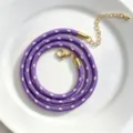 Lila melierte Polyester Kordel Schluesselbein Kette mit goldenem Karabiner Verschluss und Kette. - C01-27