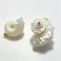Ciondoli di conchiglia naturali con anelli dorati e gemma verde per creazione gioielli DIY. - un solo ciondolo, senza catena / Verde