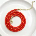 Nahaufnahme einer bunten 3mm Polyester geflochtenen Kordel mit goldenem Verschluss. - C01-25