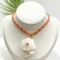 Dettaglio collana con pendente in conchiglia naturale, accessorio stile marino. - Arancione