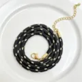 Nahaufnahme Detail der 3mm schwarz-weißen geflochtenen Polyesterkordel-Halskette mit Goldverschluss. - C01-24 (Dunkelkaffee)