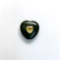 Detailaufnahme des dunklen Herz-Stein-Anhängers mit gelbem Kristall im Goldrahmen Schmuck. - Herzanhänger (Nur Anhänger) / I10 Schwarzer Achat (Nur Anhänger)
