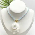 Collana con ciondolo in conchiglia naturale con corda intrecciata blu e dettagli dorati. - Cordino Misto Blu Rosa