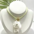 Dettaglio collana con ciondolo conchiglia naturale, cordino verde con finiture dorate. - Cordino Unito Verde Chiaro