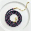 Detailansicht einer stilvollen 3 mm grauen und rosa gefleckten Polyester geflochtenen Halskette. - C01-20