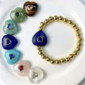 Detailansicht des Naturstein Herz Anhänger Armbands mit goldenen Perlen und Zirkonia. - Armband-Stil / Armbandlänge ca. 17cm / J04 Lapislazuli (Armband)