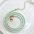 Nahaufnahme der geflochtenen 3mm Kordel mit goldenem Metallverschluss für DIY Halsketten. - C01-13