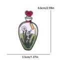 Bonito parche bordado de botella de flores, insignia decorativa DIY para ropa y accesorios. - Tapón de Corazón Rojo Jarrón de Flor Blanca (PE17107CT)