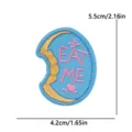 Bonito parche bordado de luna azul insignia termoadhesiva para ropa decoración 5.5cm - Luna Creciente Azul Claro EAT ME (PE17076CT)