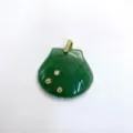 Grüner geschnitzter Muschel Edelstein Anhänger Detail, funkelnde Zirkon Einlagen auf Gold. - Nur Anhänger (Ohne Kette) / Grün