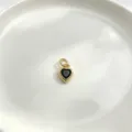 Primo piano dettagliato di un dolce ciondolo a forma di cuore con pietra nera per gioielli. - solo ciondolo / Cuore 04