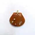 Detailaufnahme eines geschnitzten Edelstein-Muschel-Anhängers mit funkelnden Zirkonia und Öse. - Nur Anhänger (Ohne Kette) / Mehrfarbig