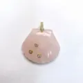 Nahaufnahme des geschnitzten Rosenquarz Muschel Anhängers mit Zirkonia Steinen. - Nur Anhänger (Ohne Kette) / Rosenquarz