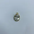 Dettaglio in primo piano del ciondolo ovale placcato oro con zircone brillante per gioielli fai da te. - Ovale (Q1-05) / Oro