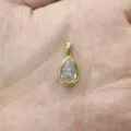 Primo piano dettaglio di un ciondolo in zircone taglio a pera dorato per accessori di gioielleria. - Stile Goccia d'Acqua Grande (Q1-06)