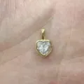 Primo piano dettagliato di un ciondolo a cuore placcato in oro con zircone cubico brillante. - Stile Cuore (Q1-05)