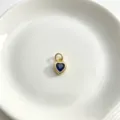 Vergoldeter Herz-Anhänger mit dunkelblauem Zirkonia, ideal für DIY-Schmuckherstellung. - Herz 09