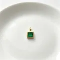 Nahaufnahme eines quadratischen grünen Zirkon-Anhängers aus vergoldetem Kupfer für DIY-Schmuck. - Quadratischer Grüner Zirkonia (02)