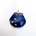 Naturstein geschnitzter Muschel Anhänger mit Zirkon Einlage Detail Ansicht, elegantes Schmuckstück. - Nur Anhänger (Ohne Kette) / Sodalith