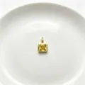 Nahaufnahme Detail eines quadratischen gelben Zirkon vergoldeten Anhängers für DIY Schmuck. - Quadratischer Gelber Zirkonia (04)