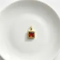 Detailaufnahme quadratischer roter Zirkon Anhänger, vergoldetes DIY-Schmuckzubehör. - Quadratisches Rot