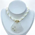 Detailansicht der eleganten Halskette mit weißem Kristall geschnitztem Muschelanhänger. - Halskette (Anhänger Mit Kette) / Weiß Kristall